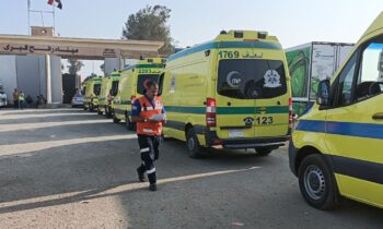 İsrail’in saldırılarını aralıksız sürdürdüğü abluka altındaki Gazze Şeridi’ndeki ağır yaralı Filistinliler tedavi edilmek üzere Mısır’a nakledilecek. Ambulanslar Refah Sınır Kapısı'nın açılmasıyla yaralıları nakletmek üzere Mısır'dan Gazze'ye giriş yaptı. ( Stringer - Anadolu Ajansı )