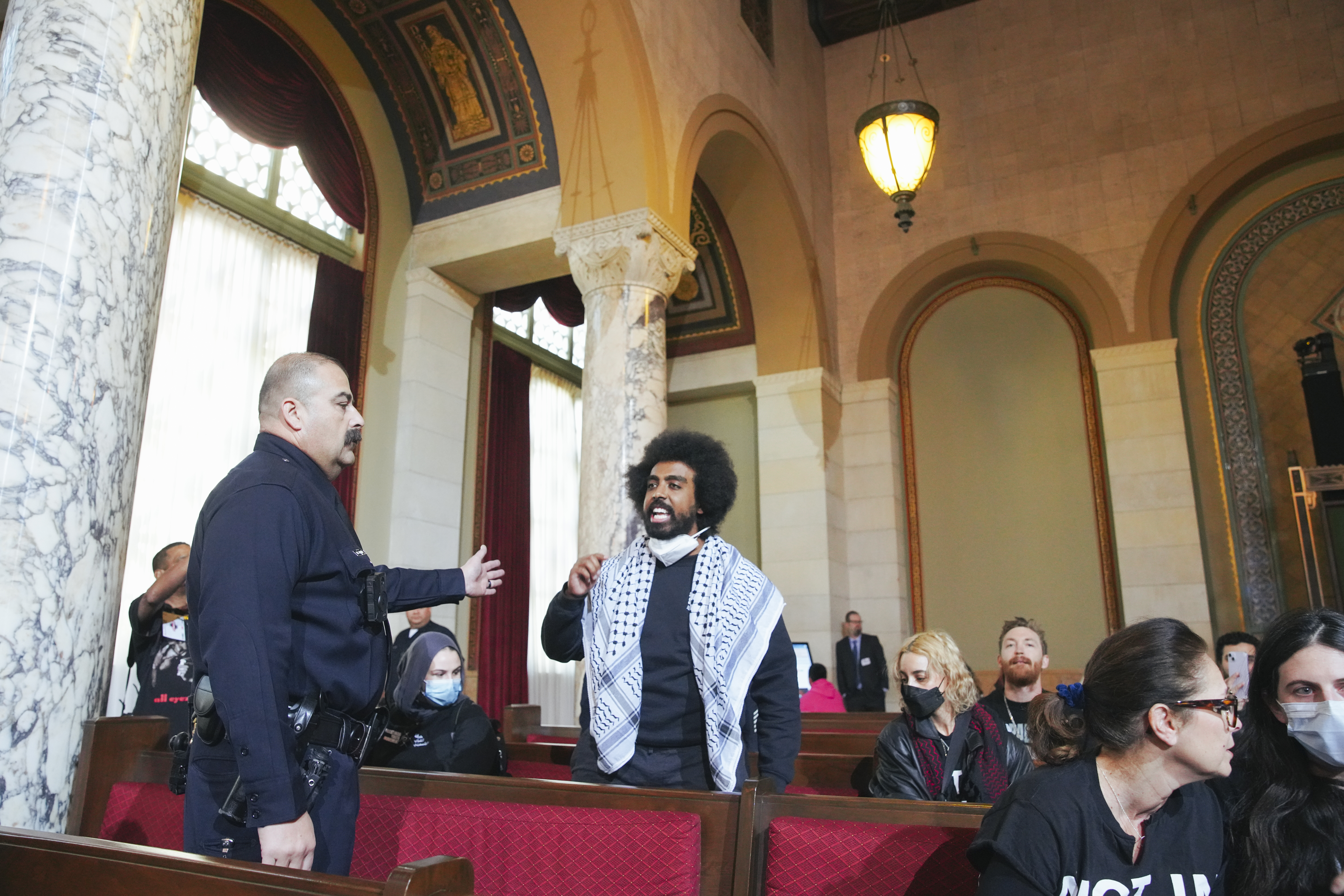 ABD'nin Kaliforniya eyaletinde bulunan Filistin aktivistleri, Los Angeles Belediye Meclisi toplantısı sırasında polis ekiplerinin eşliğinde eylem gerçekleştirdi. ( Katie McTiernan  - Anadolu Ajansı )