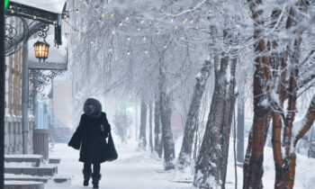 Rusya’nın Krasnoyarsk kentinde elverişsiz hava şartları yaşamı olumsuz etkiliyor. Hafta boyunca havanın eksi 35 santigrat derecede seyrettiği kentin bazı bölgelerinde sıcaklık gece saatlerinde eksi 50 derece olarak ölçüldü. Görüş mesafesinin oldukça düşük olduğu kentte okullar tatil edilirken, soğuktan dolayı birçok araç çalışmadığı için trafik sıkışıklığı neredeyse hiç yaşanmıyor. ( Alexander Manzyuk - Anadolu Ajansı )