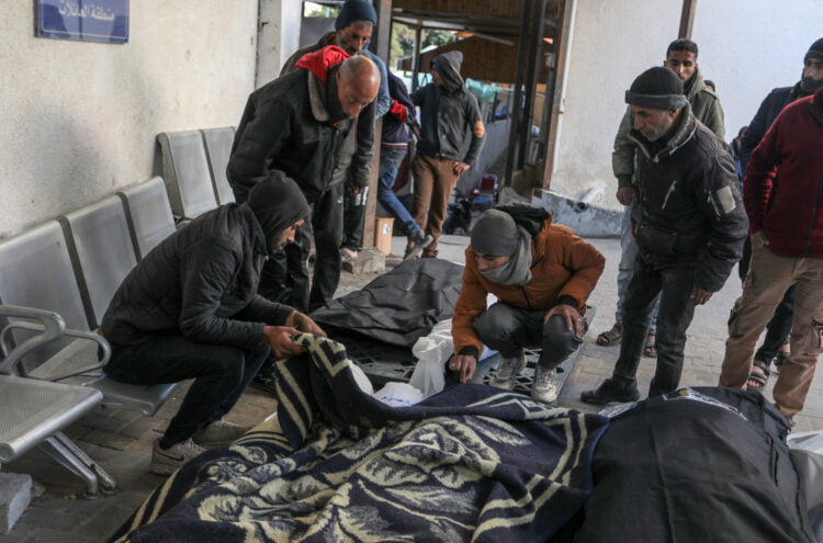 İsrail ordusunun Gazze'nin Refah kentine düzenlediği saldırılar sonucu ölü ve yaralıların olduğu bildirildi. Aralarında çocuk ve bebeklerin de bulunduğu hayatını kaybedenlerin cenazesi, Refah kentindeki en-Neccar Hastanesi'ne getirildi. Hayatını kaybedenlerin yakınları, üzüntü yaşadı. ( Abed Rahim Khatib - Anadolu Ajansı )