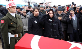 Pençe-Kilit Operasyonu bölgesinde teröristlerin taciz ve sızma girişimi sonucunda şehit olan Piyade Uzman Çavuş Samet Aslan'ın cenazesi, memleketi Amasya'nın Taşova ilçesinde toprağa verildi. Şehidin bir yakını, şehidin naaşını asker selamıyla selamladı. ( Cihan Okur - Anadolu Ajansı )