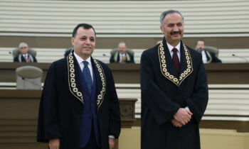 Anayasa Mahkemesi (AYM) üyeliğine seçilen Yılmaz Akçil (sağda) için AYM Yüce Divan Salonu'nda yemin töreni düzenlendi. Anayasa Mahkemesi Başkanı Zühtü Arslan (solda), Akçil'in kisvesini giydirdi. ( Murat Kula - Anadolu Ajansı )