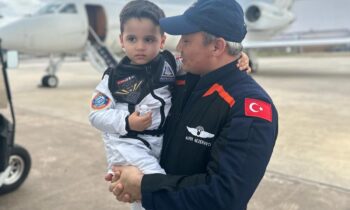 Türkiye'nin ilk astronotu Alper Gezeravcı, ABD'nin Houston şehrinde ailesiyle buluştu. ( Sanayi ve Teknoloji Bakanlığı - Anadolu Ajansı )