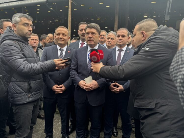 Ziyaretlerde bulunmak üzere Zonguldak'a gelen Adalet Bakanı Yılmaz Tunç, gazetecilerin gündeme ilişkin sorularını yanıtladı.
( Zafer Göder - Anadolu Ajansı )