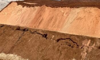 Erzincan'ın İliç ilçesindeki maden ocağında, 13 Şubat'ta meydana gelen toprak kaymasından saatler önce madenciler tarafından çekilen liç alanındaki çatlak fotoğrafları bilirkişi raporunda delil olarak yer aldı. ( Maden-İş Sendikası - Anadolu Ajansı )