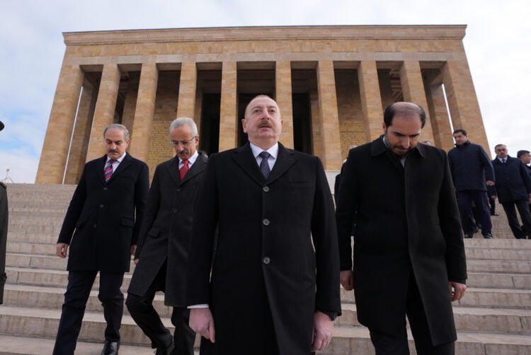 Azerbaycan Cumhurbaşkanı İlham Aliyev, resmi temaslarda bulunmak üzere geldiği Ankara'da Anıtkabir’i ziyarete etti.  ( Evrim Aydın - Anadolu Ajansı )