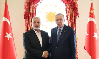 Cumhurbaşkanı Recep Tayyip Erdoğan, Hamas Siyasi Büro Başkanı İsmail Heniyye ile Dolmabahçe Çalışma Ofisi'nde bir araya geldi. ( TCCB / Murat Çetinmühürdar - Anadolu Ajansı )