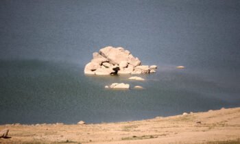 Kırklareli'nin Kayalıköy Barajı'nın su seviyesi aşırı sıcaklık nedeniyle azaldı. DSİ 11. Bölge Müdürlüğünden alınan bilgiye göre, tarım arazilerinin sulanması için kullanılan ve Edirne'nin içme suyunun sağlandığı barajda su seviyesi yüzde 23 olarak ölçüldü. ( Özgün Tiran - Anadolu Ajansı )
